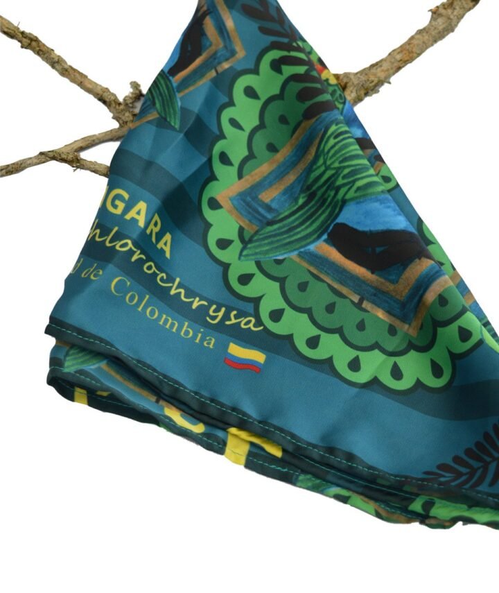 Pañoleta colorida tangara multicolor ave en Colombia doblada